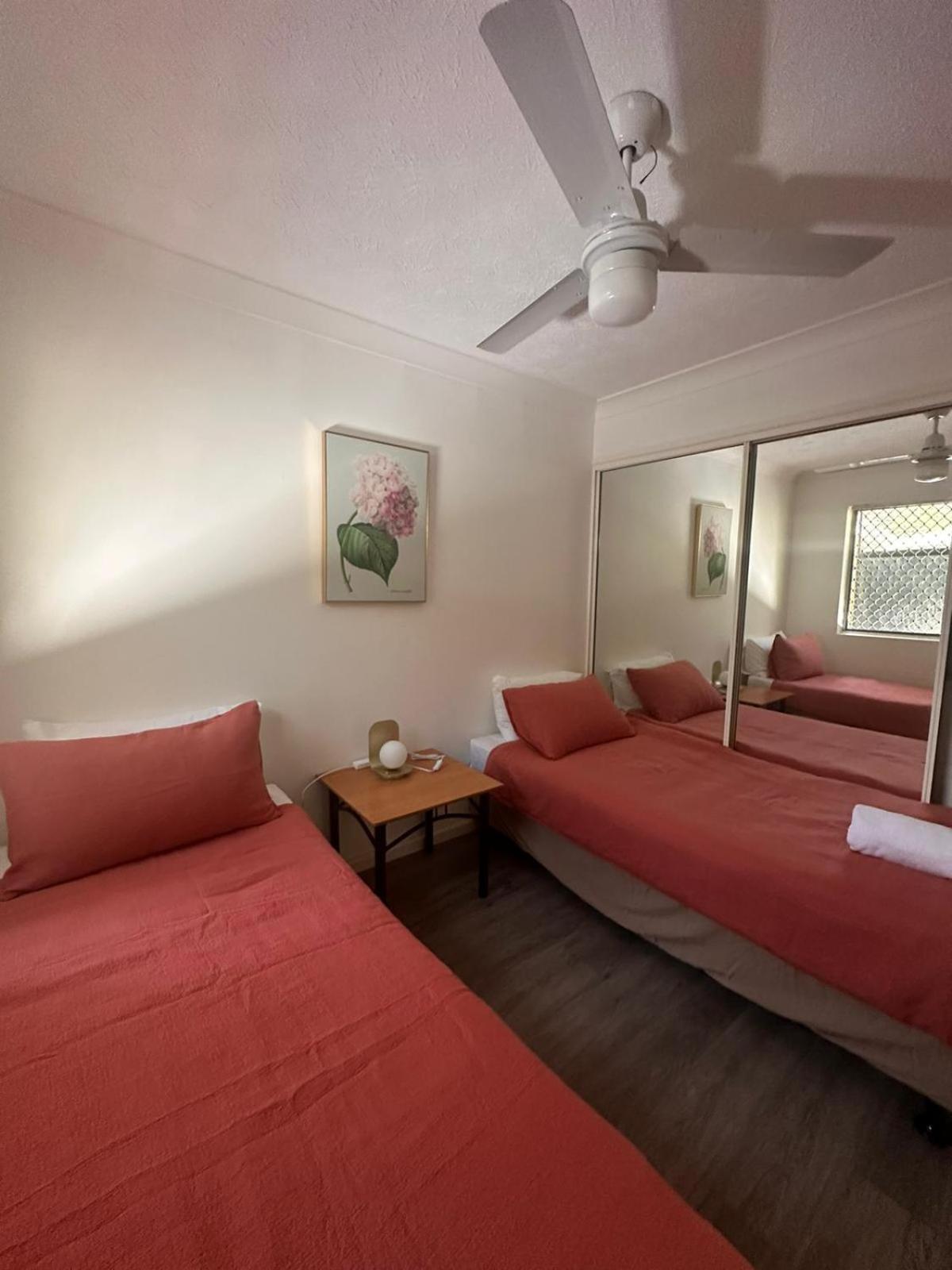 Отель Surfers Tradewinds Голд-Кост Экстерьер фото